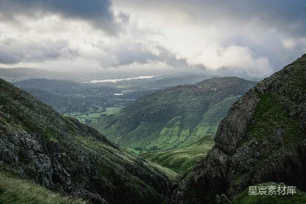 高清摄影 背景中有山的山谷景色