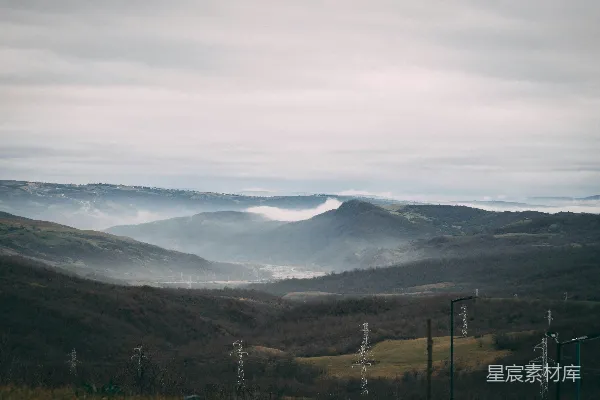 高清摄影 背景中有山的山谷景色