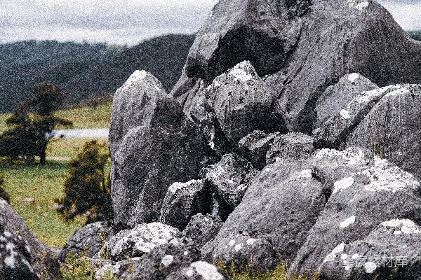 高清摄影 白天灰岩形成于绿色草地上的场景