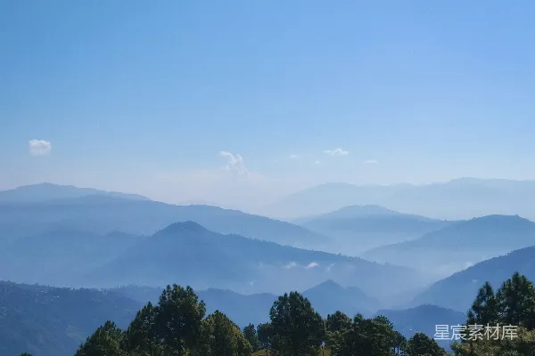 高清摄影 前景中有树木的山脉景色