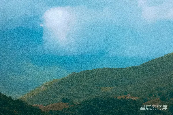 高清摄影 青山绿水间云雾缭绕。