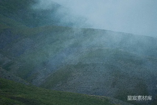 高清摄影 站在山顶上的人带着一条狗。