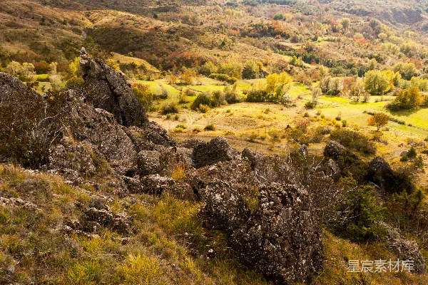 高清摄影 白天绿草遍地，褐色山石嶙峋的山脉
