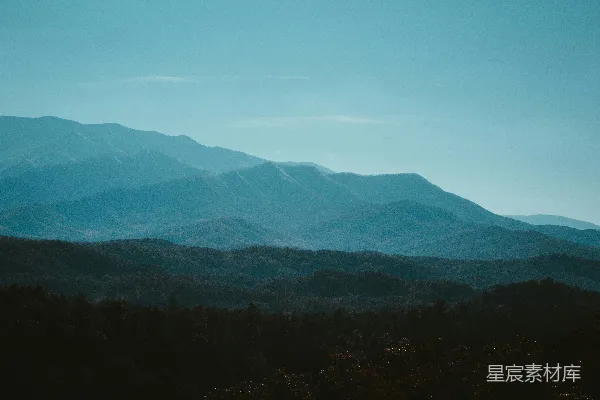 高清摄影 前景中有树木的一幅山景图