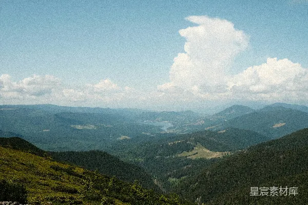 高清摄影 山顶俯瞰山谷和群山的景象