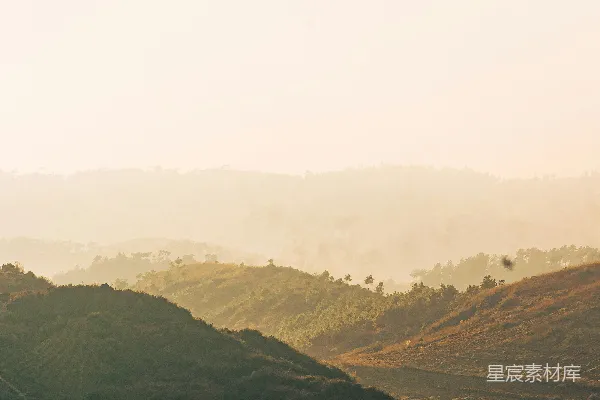 高清摄影 远处山峦与背景中的丘陵景色一瞥