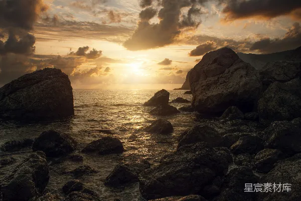高清摄影 夕阳下的岩石海岸，布满岩石。