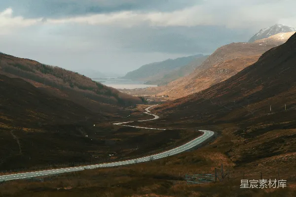 高清摄影 环绕着山的混凝土道路