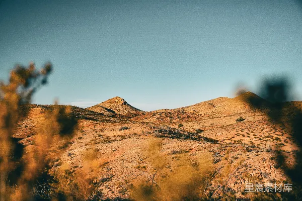 高清摄影 背景中有山的沙漠景象