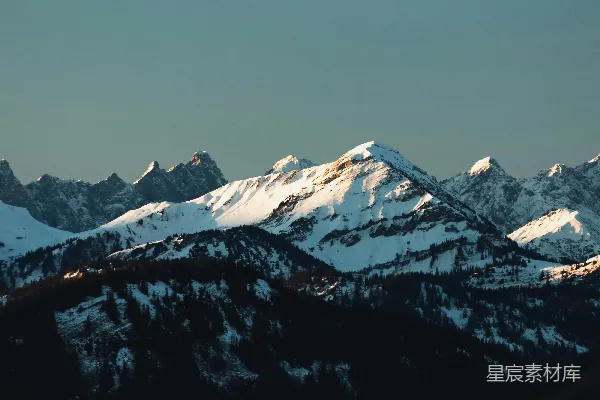 高清摄影 一座山峦的景象，上面覆盖着白雪。