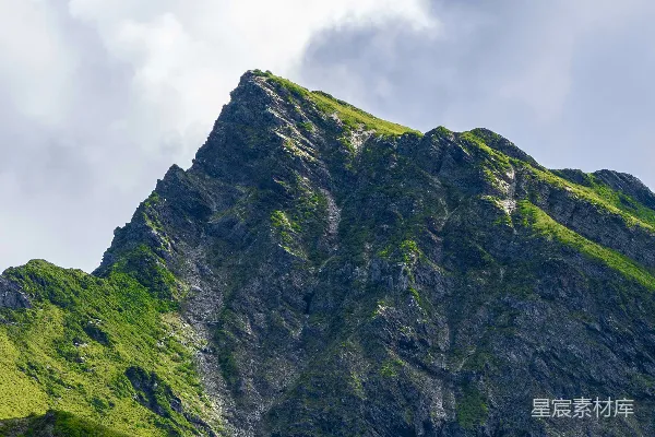 高清摄影 一座矗立在蓝天背景之中的高耸山峰