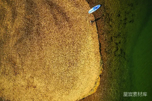 高清摄影 空中飘浮的一只蓝色和白色气球上方的草地上方