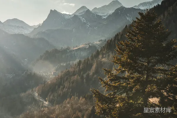 高清摄影 前景中有一片山峦的景象