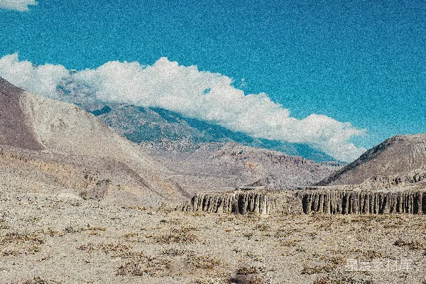 高清摄影 棕色木制围栏在蓝色天空下白天映衬在褐色的田野上。