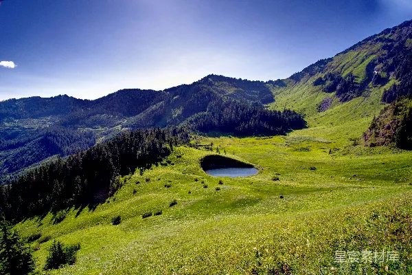 高清摄影 白天绿色的草地和山间