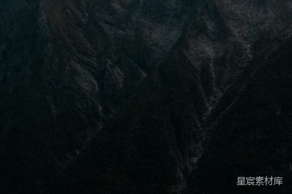 高清摄影 一大片水域，背景是山峦。