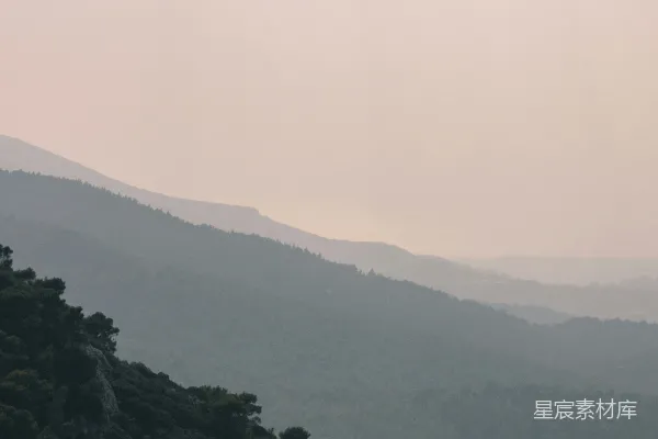高清摄影 山 Slope 上的植物在白云之下