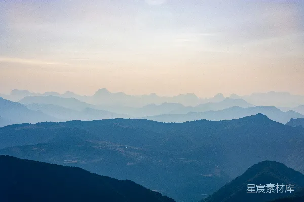高清摄影 白天山间白云缭绕