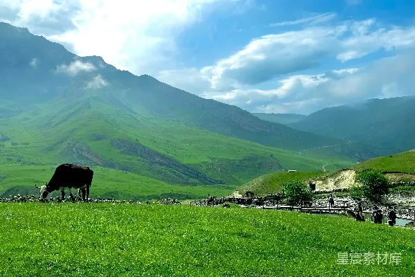 高清摄影 白云缭绕绿山的白天景象