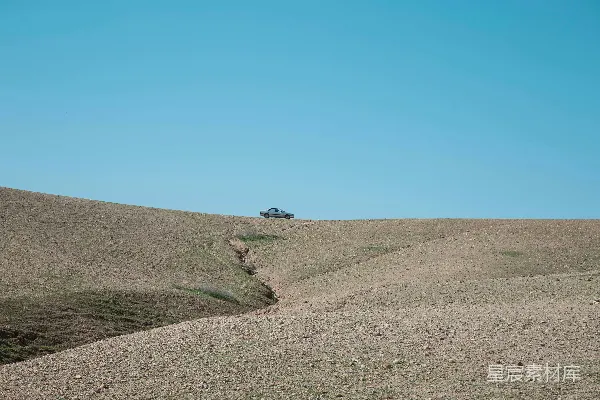 高清摄影 一辆汽车在田野中的一条土路上行驶