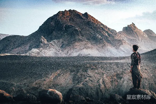 高清摄影 一个男人站在岩石山峰的顶端
