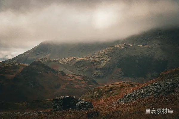 高清摄影 山峦之间云雾缭绕的一景