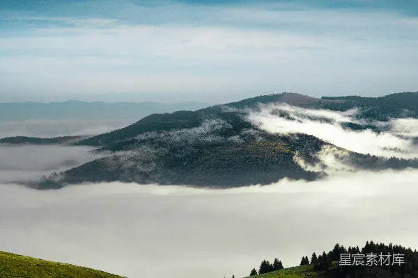 高清摄影 雾天拍摄绿地上空远观山景的 aerial 视角