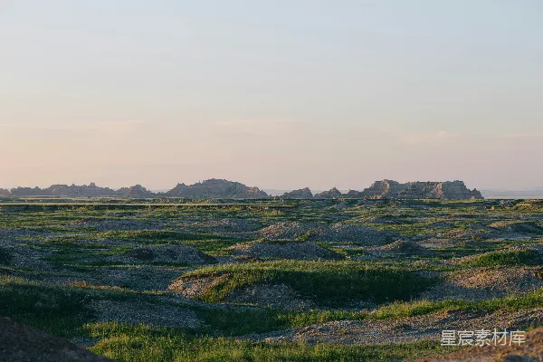 高清摄影 一大片开旷的田野中有石头和草地
