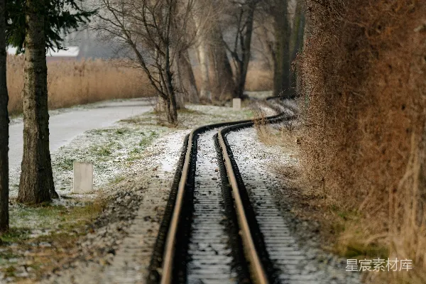 高清摄影 一条穿过积雪森林的铁路轨道