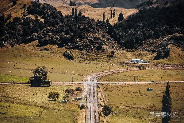 高清摄影 一条穿过山谷的道路