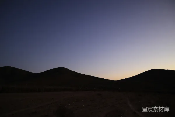 高清摄影 沙漠中的太阳正在山头落下