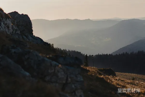 高清摄影 远处山峦背景中有一只羊站在山坡上。