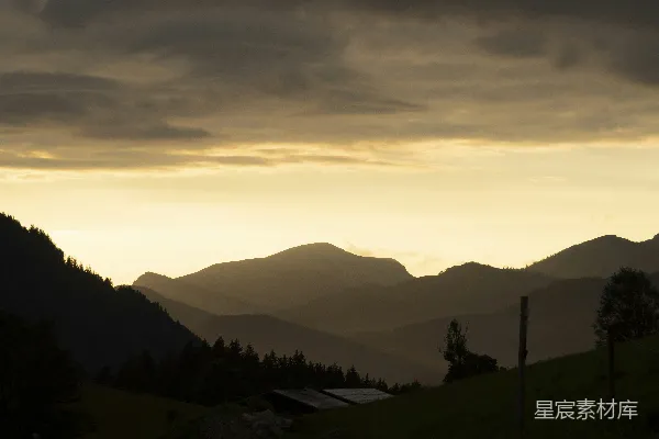 高清摄影 夕阳下的树木和山峦轮廓