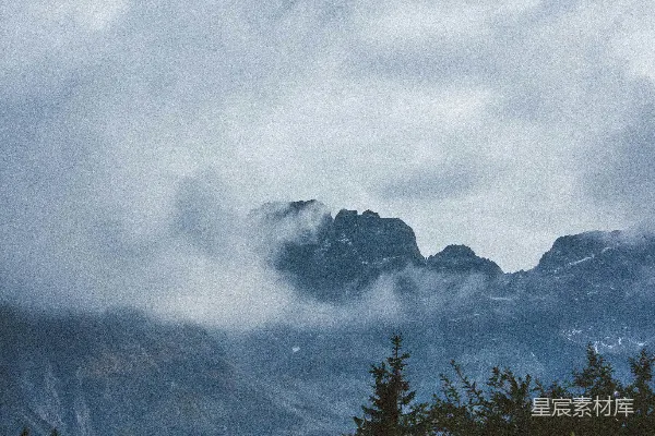 高清摄影 山下绿树旁白云当空的白天
