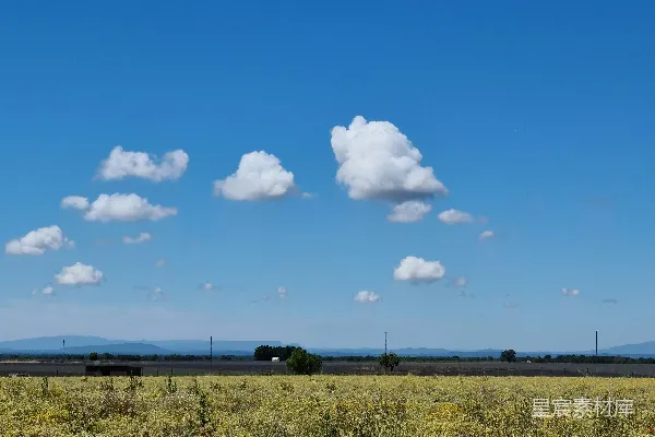 高清摄影 白天绿草地上空有蓝天白云和白色云朵