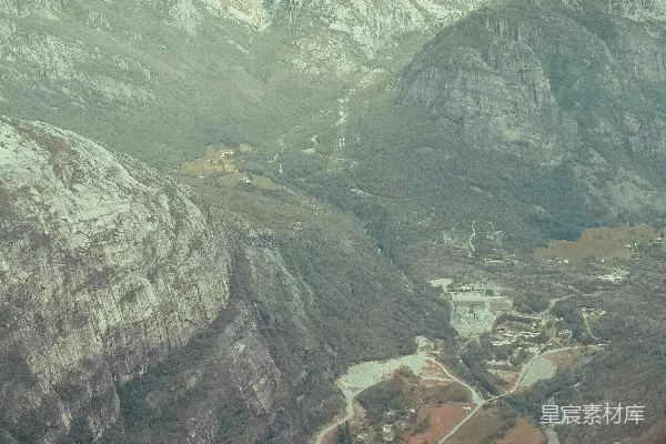 高清摄影 白天绿山、褐山和蓝天的景象
