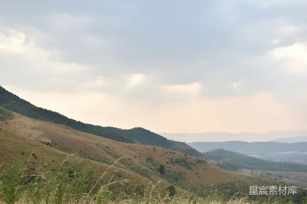 高清摄影 黄昏时分，云层覆盖下的丘陵起伏。