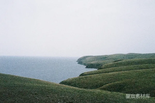 高清摄影 烟波浩渺的绿野连绵起伏，笼罩在一片阴云之下。