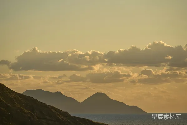 高清摄影 日落时海天之间岛屿的轮廓