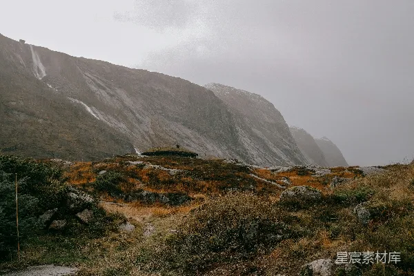 高清摄影 背景有一座山的草坡