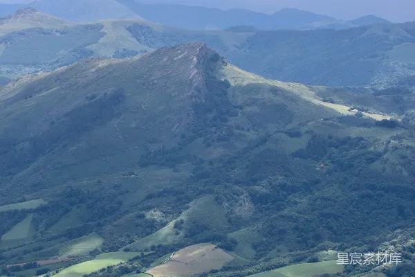 高清摄影 蓝天白云间绿山白山的白天景象