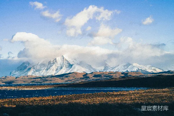 高清摄影 雪山耸立于湖泊和草甸之上。