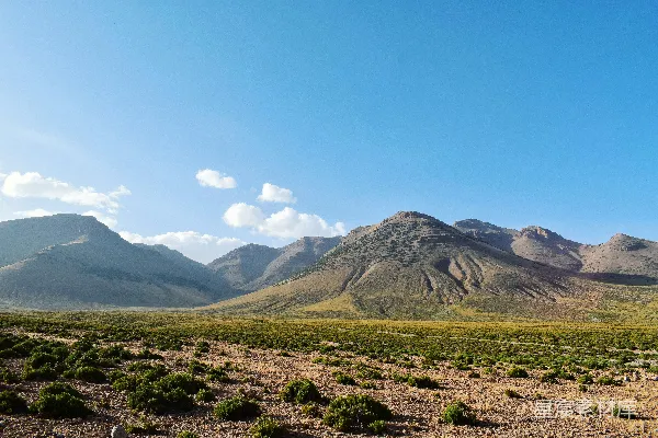 高清摄影 山下绿草地上，蓝天白云间白天景色
