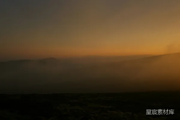 高清摄影 黄昏时金色夕阳照耀着薄雾笼罩的山峦。