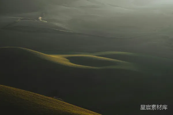 高清摄影 起伏的丘陵沐浴在柔和而缥缈的光线中