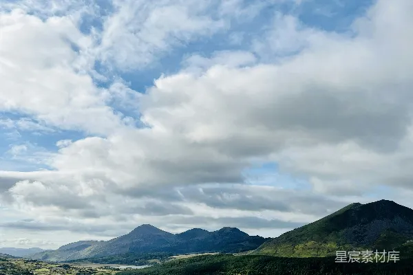 高清摄影 一幅有山峦和水面的风景