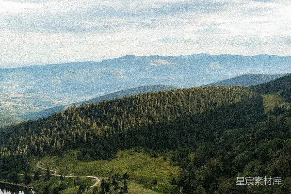 高清摄影 山中绿树映衬白云，白天景色