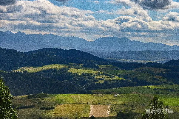高清摄影 绿 hills 和 遥远 的 山脉 在 浓重 的 天空中