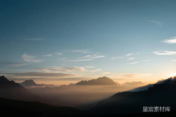 高清摄影 蓝天背景下白天的山影