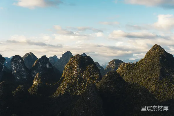 高清摄影 云雾缭绕中的翠绿山峦